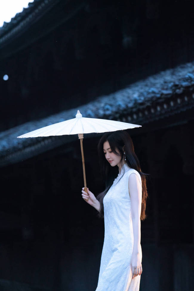 景甜穿白色旗袍气质温婉 手撑油纸伞端庄大气