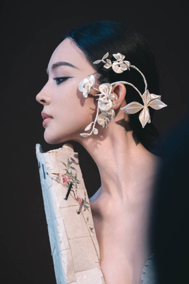 古力娜扎穿深V礼裙身材曼妙 红唇吸睛气场强大