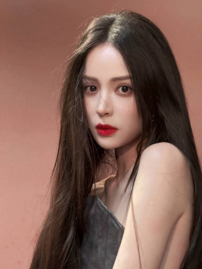 娜扎黑长直造型眼神冷艳 身披黑色羽毛气场全开