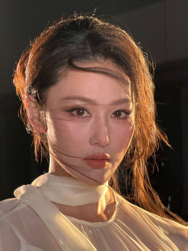 张馨予穿丝绸衬衫随性慵懒 发丝微乱秒变氛围女神