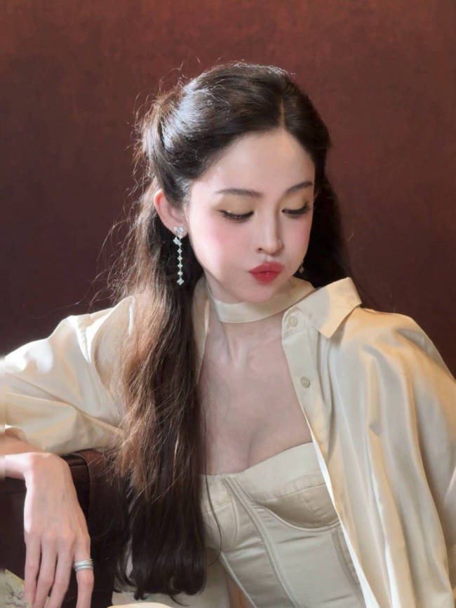 娜扎化身傲娇千金气质优雅矜贵 表情冷冽风情万种