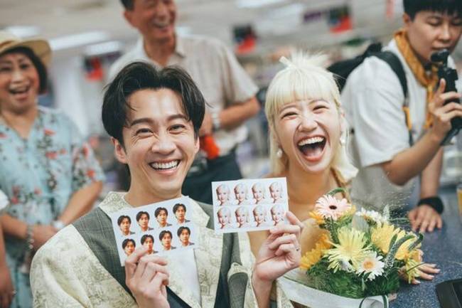 陈汉典LULU领证现场接吻 对镜甜笑洋溢幸福氛围