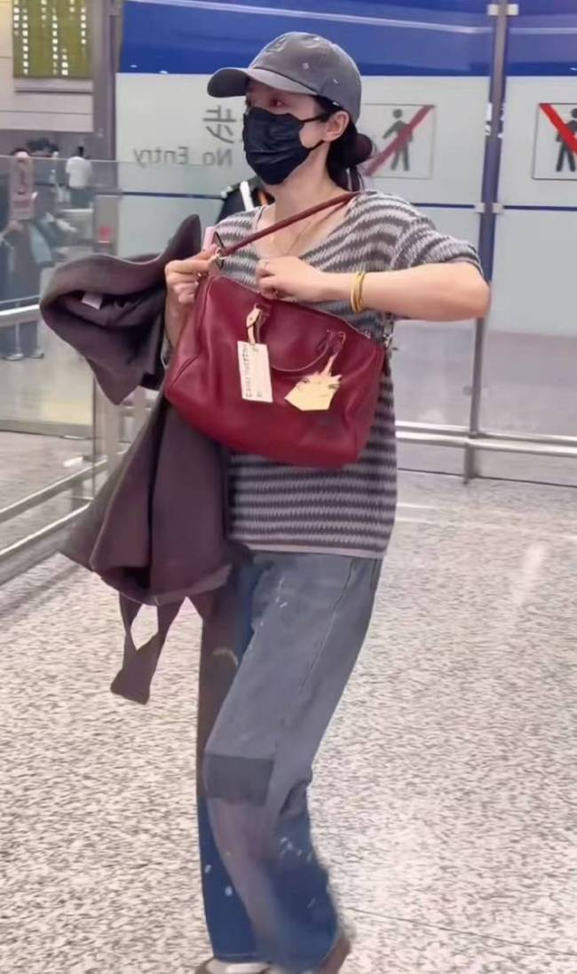 董璇被传怀上二胎现身机场！特地脱下外套回应