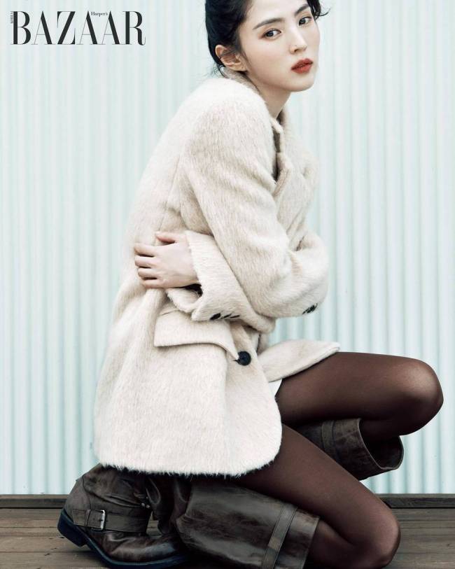 韩素希湿发造型魅惑酷飒 脚踩长靴美腿吸睛