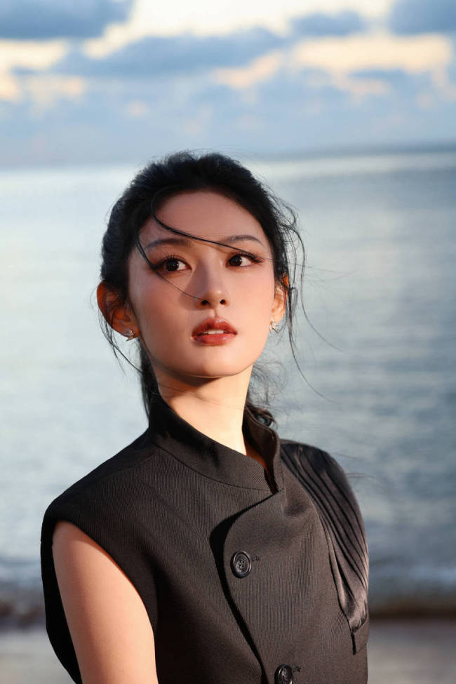 赵晴穿新中式黑裙高智感十足 手中拿箭英姿飒爽