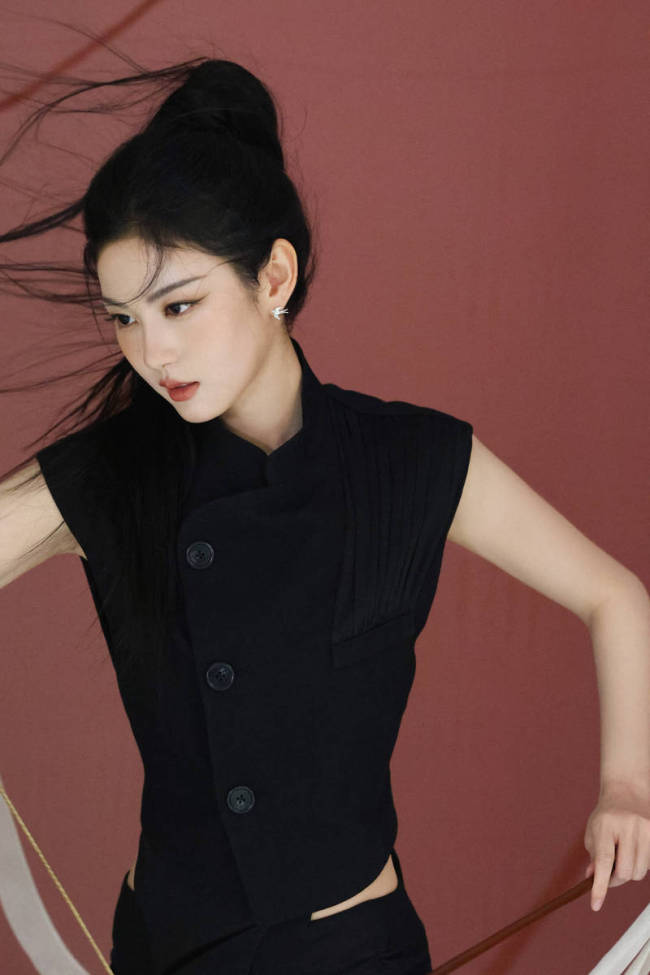 赵晴穿新中式黑裙高智感十足 手中拿箭英姿飒爽