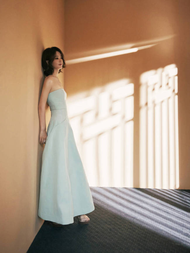 赵丽颖穿浅蓝抹胸裙温婉典雅 短发造型韵味十足