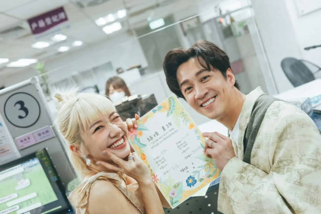 陈汉典LULU领证现场接吻 对镜甜笑洋溢幸福氛围