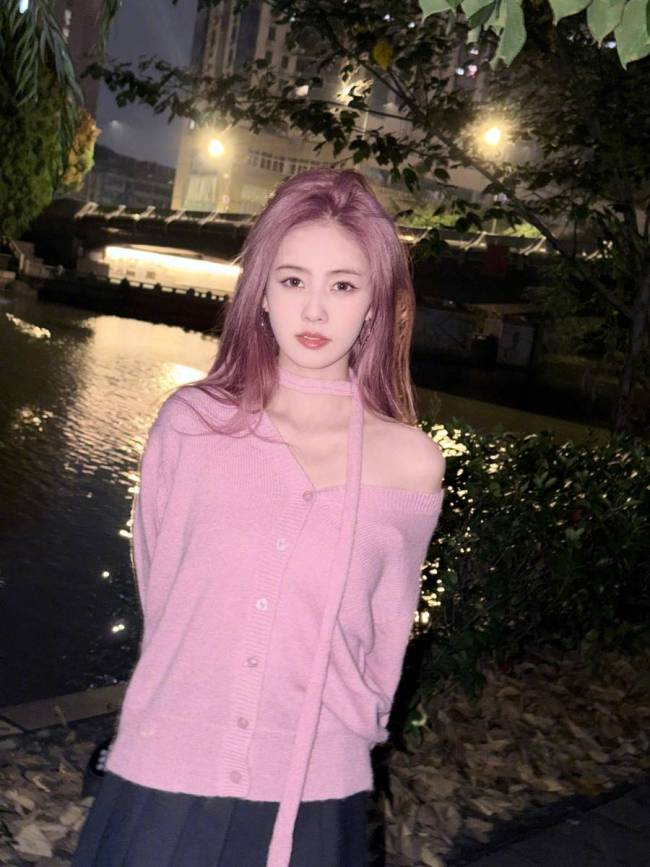 白鹿一头粉紫色秀发时尚吸睛 穿针织衫锁骨精致