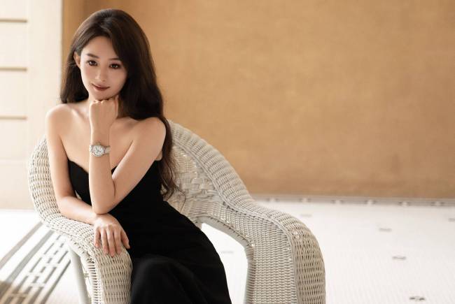 赵丽颖穿黑色抹胸裙大气优雅 长发披肩笑眼动人