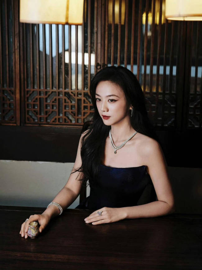 汤唯穿抹胸礼服身材窈窕 黑发红唇气质慵懒撩人