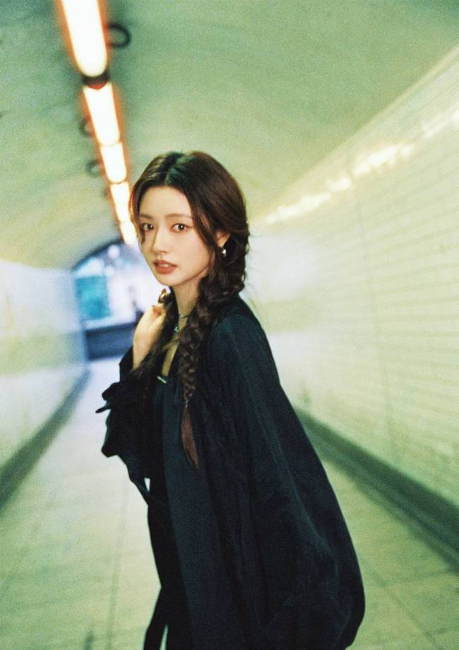 徐若晗梳双麻花辫发量惊人 手拿枫叶文艺气息十足