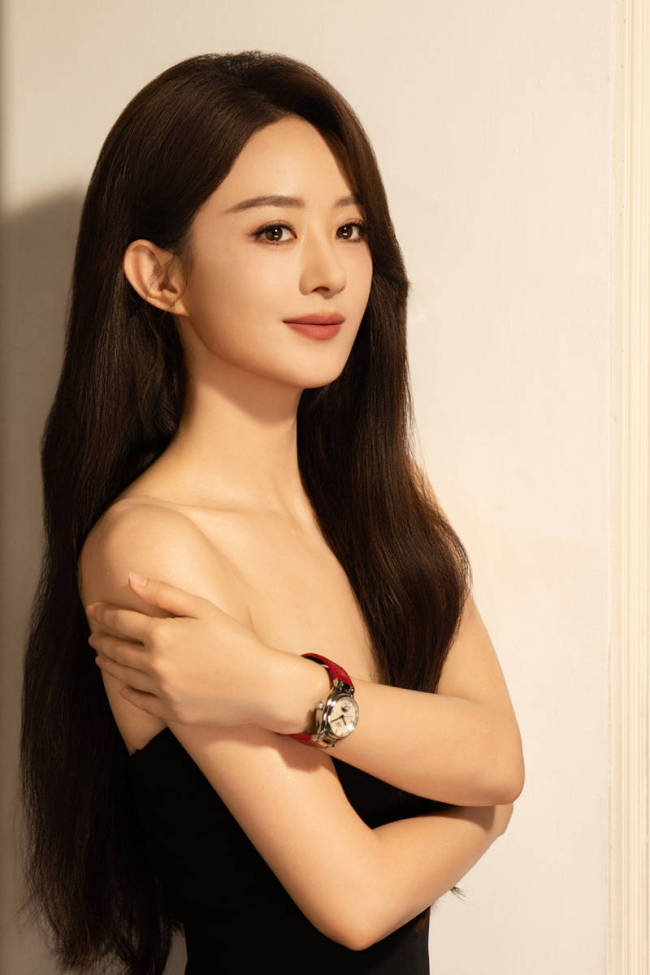 赵丽颖穿黑色抹胸裙大气优雅 长发披肩笑眼动人