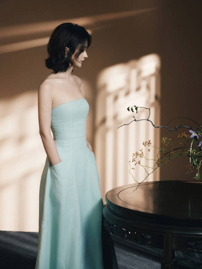 赵丽颖穿浅蓝抹胸裙温婉典雅 短发造型韵味十足