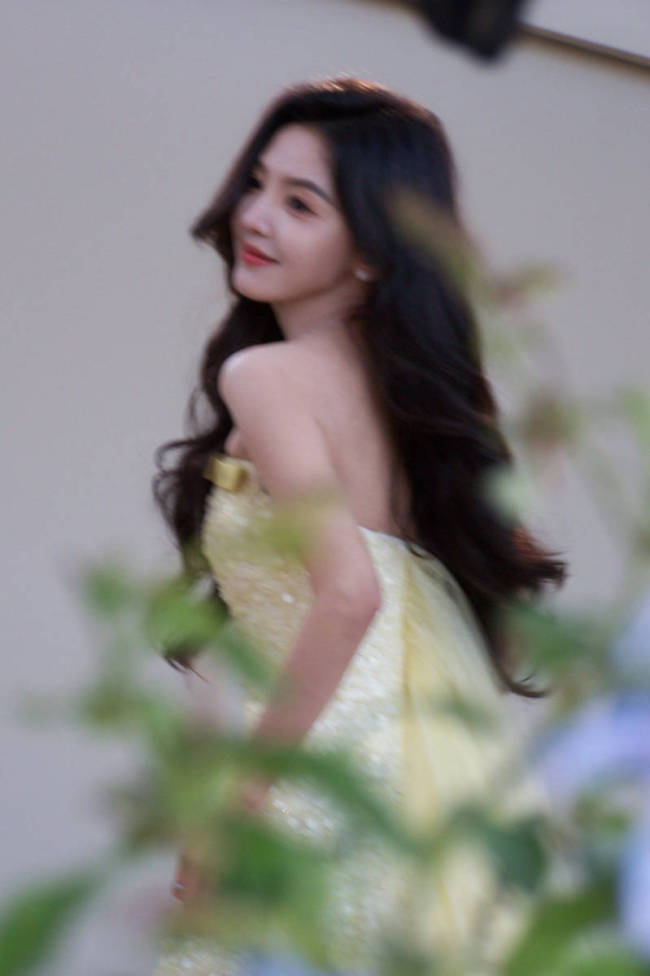 章若楠穿抹胸裙明媚清甜 回眸浅笑宛如童话公主