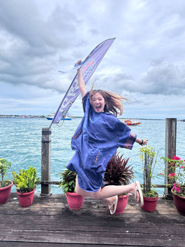 李兰迪拿着潜水证笑容灿烂 坐在海边素颜清秀