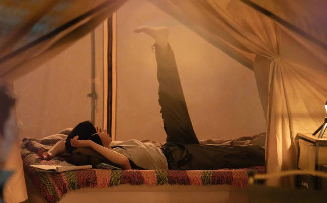 景甜更新露营照！坐在帐篷旁吃西瓜比心少女感十足