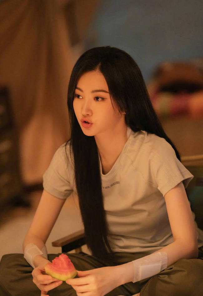 景甜更新露营照！坐在帐篷旁吃西瓜比心少女感十足