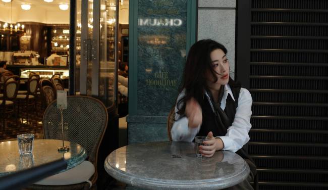 朱珠手拿玫瑰花笑眼动人 双手插兜帅气随性