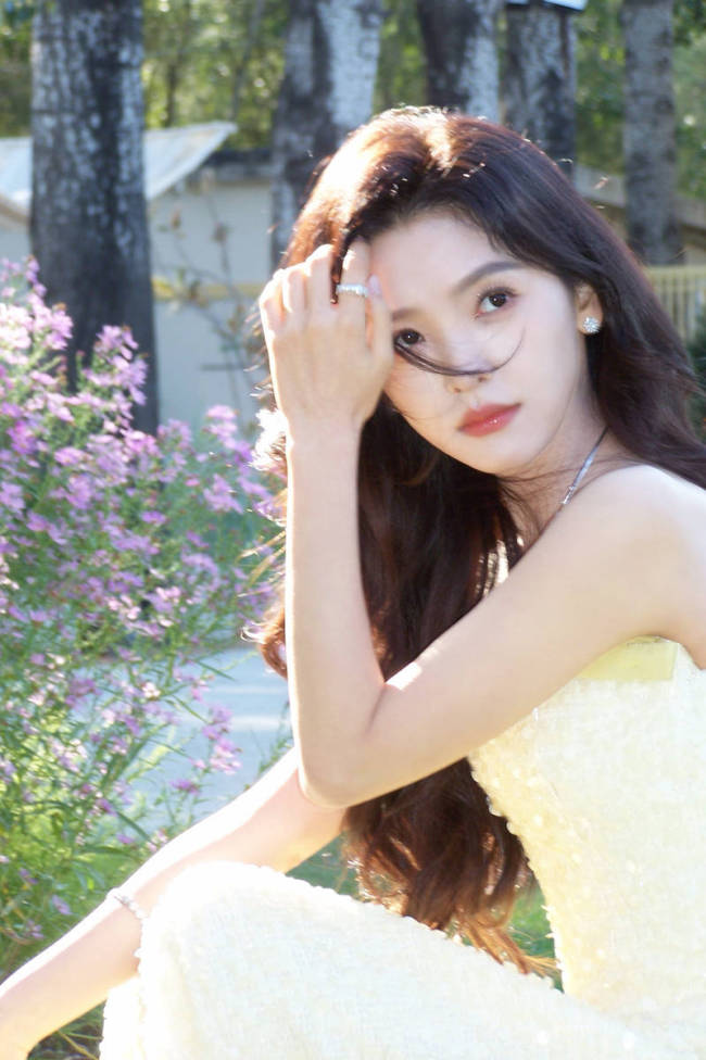 章若楠穿抹胸裙明媚清甜 回眸浅笑宛如童话公主