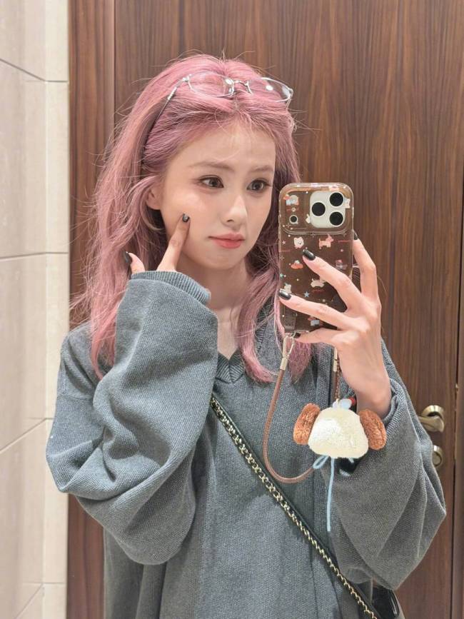 白鹿对镜自拍表情灵动娇憨 可爱比心娇俏又活泼