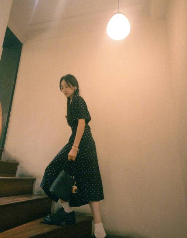 宋茜穿波点碎花裙清纯文艺 站在阳光下自由明媚