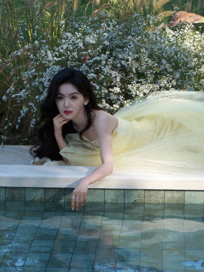 章若楠穿抹胸裙明媚清甜 回眸浅笑宛如童话公主
