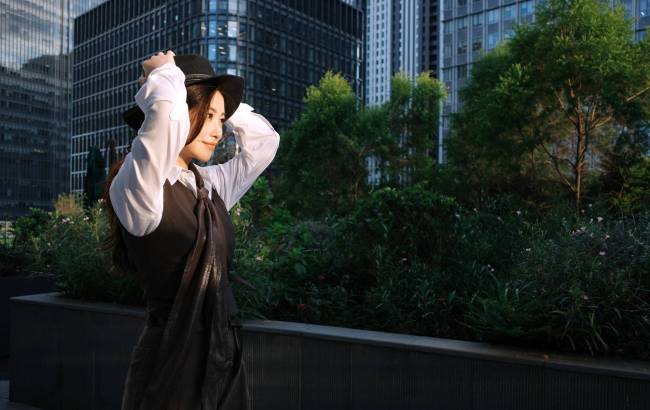 朱珠手拿玫瑰花笑眼动人 双手插兜帅气随性