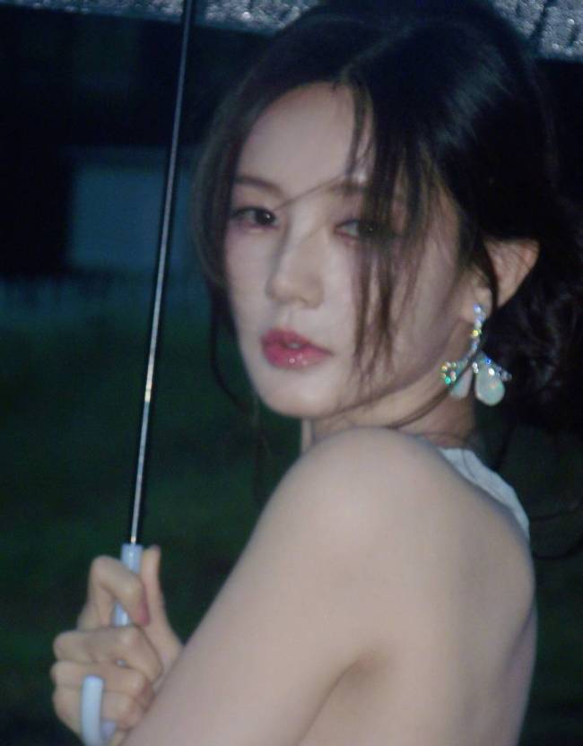 李一桐穿白色吊带裙身材窈窕 雨中撑伞氛围感十足