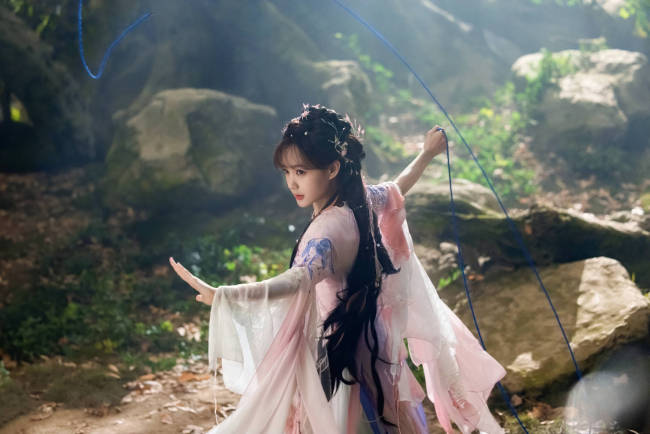 李一桐粉色古装造型清丽脱俗 坐在雪中天真烂漫
