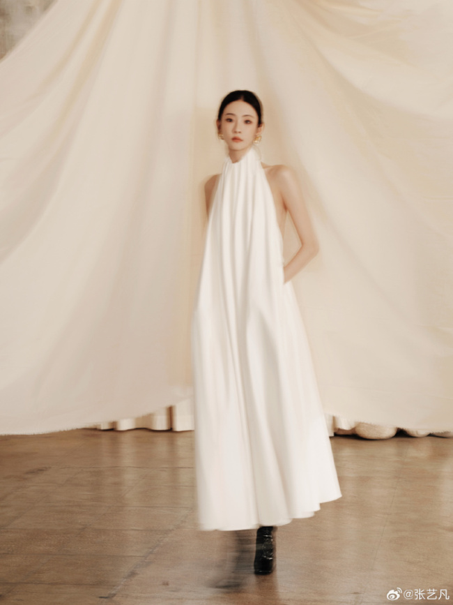 张艺凡极简风白裙气质清冷 完美诠释优雅高级感