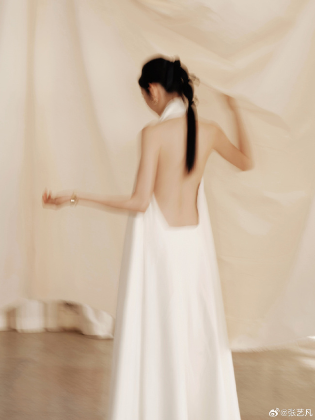 张艺凡极简风白裙气质清冷 完美诠释优雅高级感