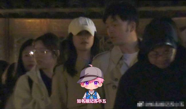 蓝盈莹与须眉同吃一碗蛋糕 疑似最新恋情曝光