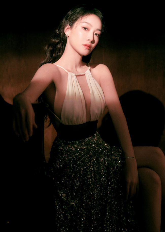 宋茜穿亮片露背裙性感美艳 四肢纤细锁骨诱人