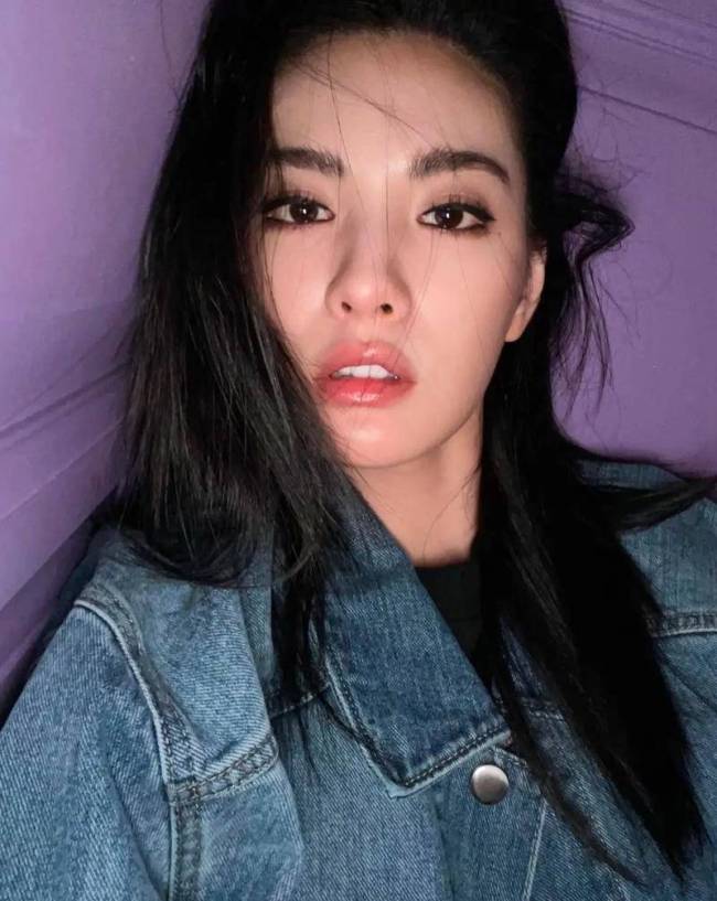 林珍娜被入室抢劫 与母亲一起与歹徒搏斗后制服