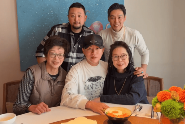 胡彦斌晒照为妈妈庆生！网友称其妈妈像老版易梦玲