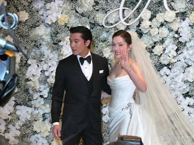 许玮甯邱泽婚礼现场曝光，搂腰亲吻对方甜到不行，两人害羞到笑场 低调幸福引祝福