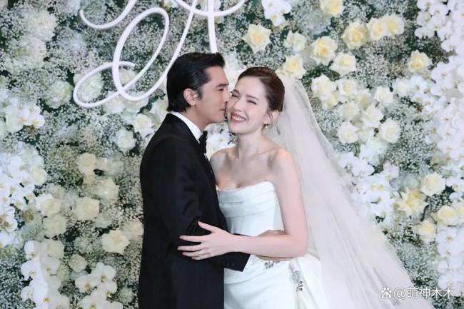 许玮甯邱泽婚礼现场曝光,搂腰亲吻对方甜到不行,两人害羞到笑场 低调幸福引祝福
