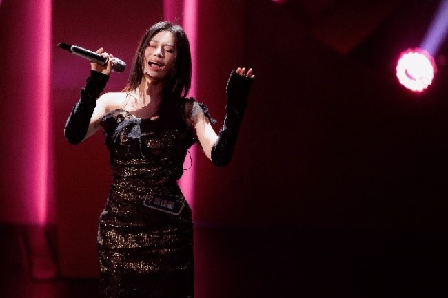 陈佳妮《时候》舞台震撼 逆袭绽放展现新人实力