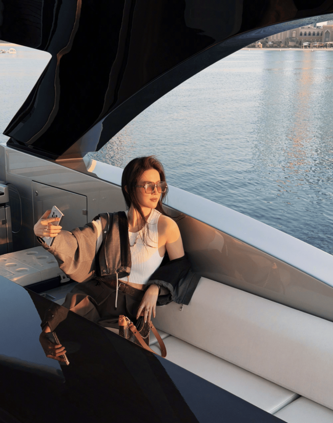 刘亦菲灰色系穿搭勾勒利落身形 落日下优雅明媚