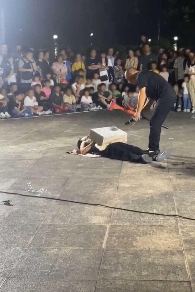 揭秘路边马戏团骗局 药油推销陷阱