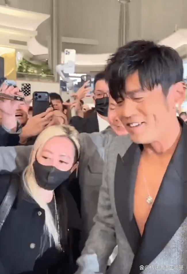 周杰伦瘦下来后嘴角压不住 粉丝互动暖东谈主心