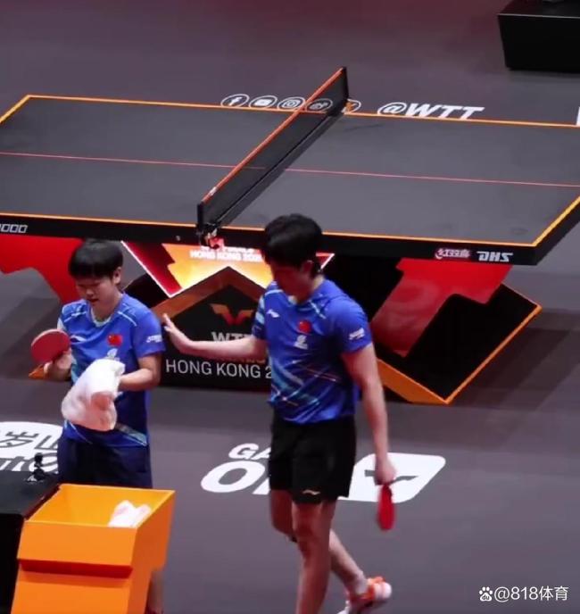 王楚钦拍了拍孙颖莎肩膀 带伤奋战获亚军