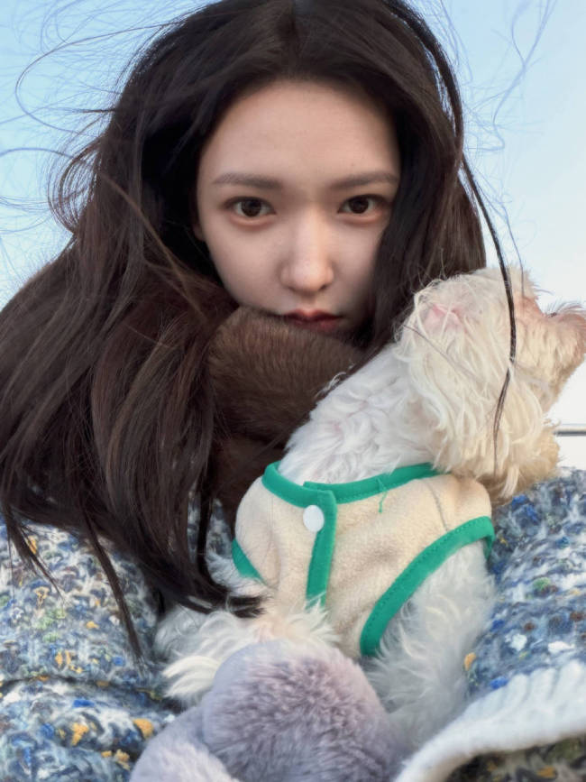 程潇晒海边美照秒变明媚少女！隔空吻宠物狗超有爱