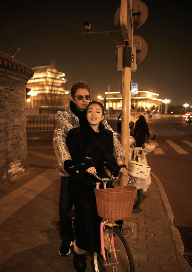 巩俐和老公打卡北京中轴线 两人亲密依偎画面温馨