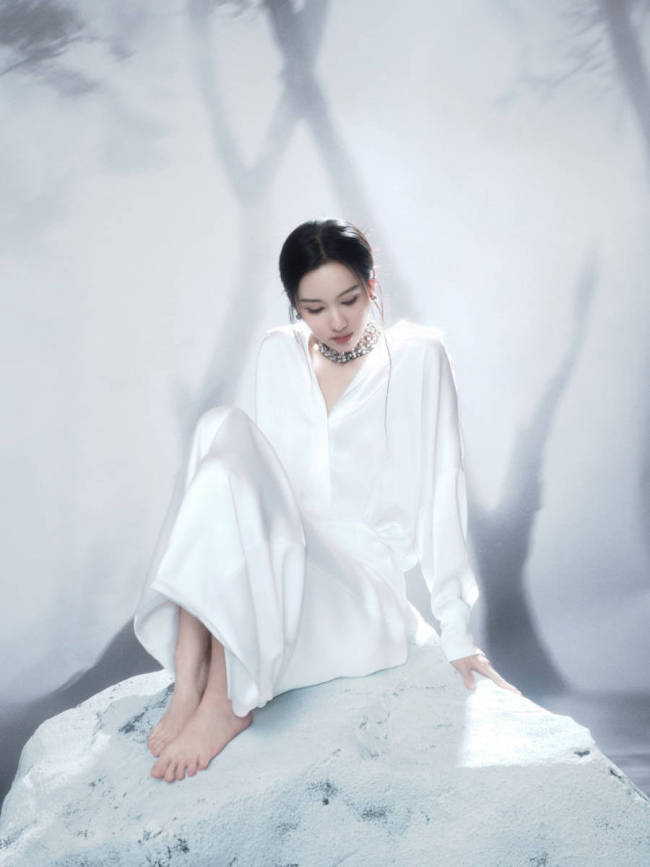 陈都灵白色系look天然纯净 眼神无辜楚楚动人