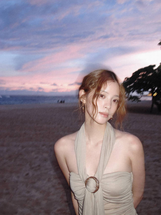 欧阳娜娜海边甜笑心情愉悦！穿紧身背心秀纤细蛮腰