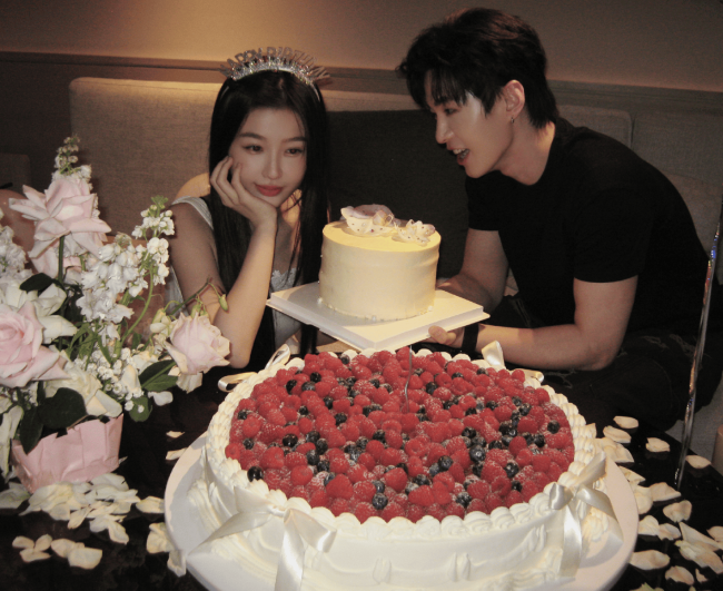 何与为虞书欣庆生互动亲昵 二人打扮潮酷男帅女美