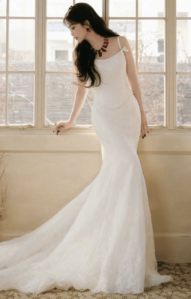 白鹿穿钻饰蕾丝礼裙秀窈窕身姿 公主气质