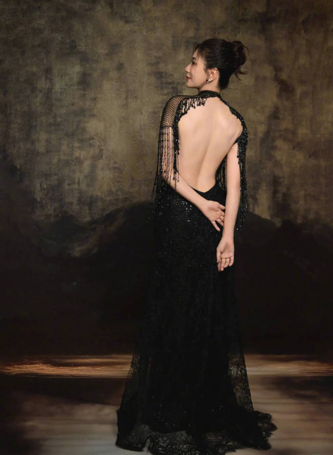 贾静雯穿黑色亮片礼服气场强大 大秀美背性感火辣